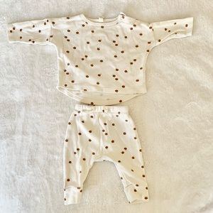 Q by Quincy Mae Two-Piece Set. Size 3-6M